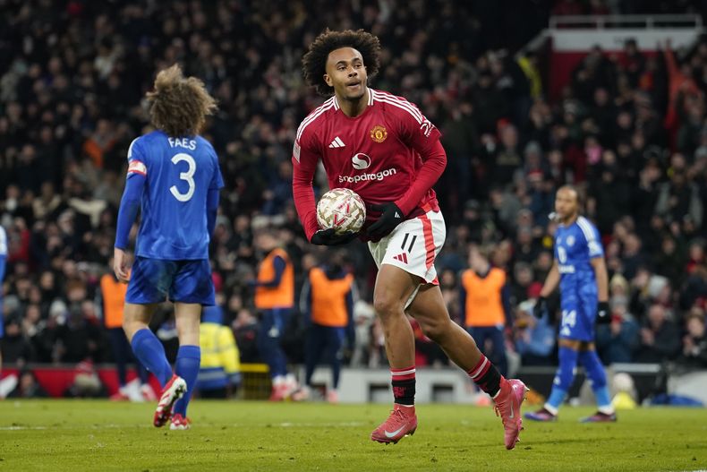 Joshua Zirkzee, del Manchester United, festeja tras marcar ante Leicester, en un encuentro de la Copa de la FA, realizado el viernes 7 de febrero de 2025 (AP Foto/Dave Thompson)