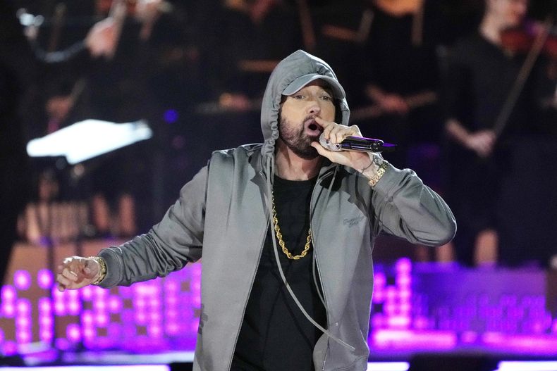 ARCHIVO - Eminem actúa durante el concierto Live From Detroit: The Concert at Michigan Central, el 6 de junio de 2024, en Detroit. (Foto AP/Carlos Osorio, archivo)