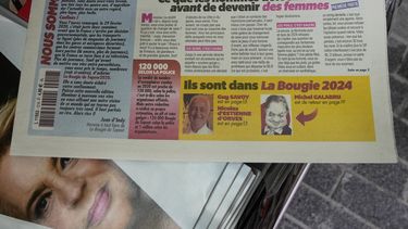 El diario satírico francés La Bougie du Sapeur en una tienda de periódicos en París, el jueves 29 de febrero de 2024. La Bougie du Sapeur sólo se publica cada 29 de febrero, es decir, en años bisiestos. Comenzó como una broma en 1980. (Foto AP/Michel Euler)