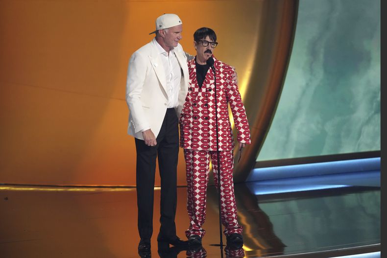 Chad Smith, izquierda, y Anthony Kiedis de Red Hot Chili Peppers presentan el premio al mejor álbum vocal pop durante la 67ª entrega anual de los Grammy el domingo 2 de febrero de 2025 en Los Ángeles. (Foto AP/Chris Pizzello)