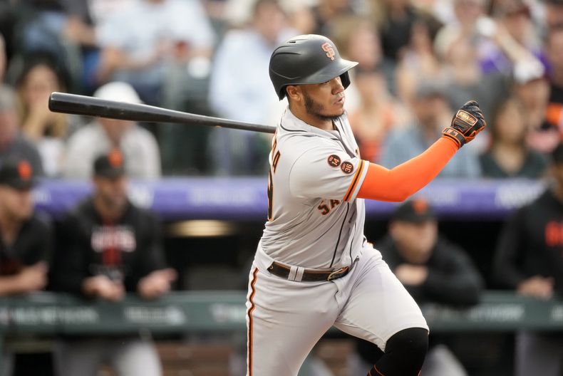 El venezolano Thairo Estrada conecta un sencillo productor por los Gigantes de San Francisco ante los Rockies de Colorado, el martes 6 de junio de 2023 (AP Foto/David Zalubowski)