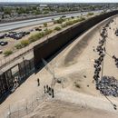 ARCHIVO - Migrantes forman filas frente a la valla en la frontera de Estados Unidos con México a la espera de ser transportados a una instalación de la Patrulla Fronteriza, el 10 de mayo de 2023, en El Paso, Texas. (AP Foto/Andrés Leighton, Archivo)