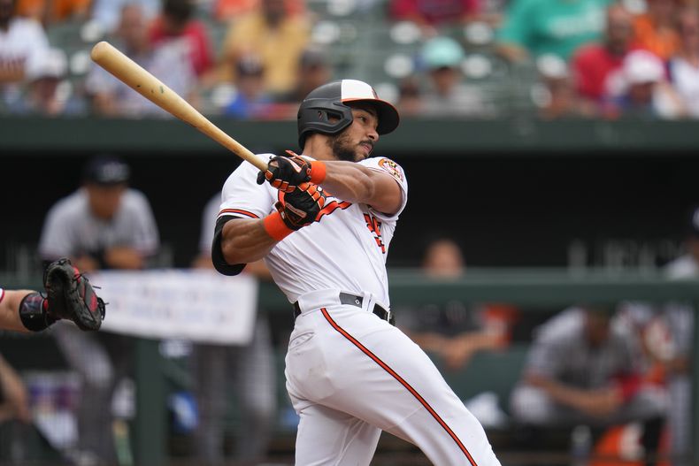 Anthony Santander de los Orioles de Baltimore batea un sencillo ante los Mellizos de Minnesota, el domingo 2 de julio de 2023. (AP Foto/Julio Cortez)