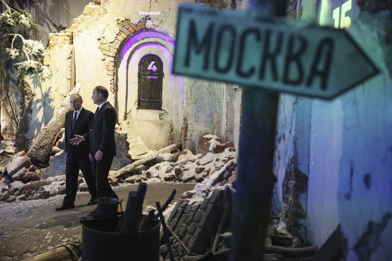 El presidente ruso, Vladímir Putin (izquierda) camina acompañado por el director del llamado Museo de la Victoria, Alexander Shkolnik, durante una visita a ese lugar el jueves 22 de junio de 2023, en Moscú, Rusia. (Gavriil Grigorov, Sputnik, Foto de Pool del Kremlin vía AP)