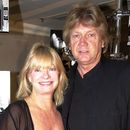 El cantante de Moody Blues, John Lodge, y su esposa llegan al Hotel Grosvenor de Londres, el 18 de octubre de 2001. (Lionel Healing/PA vía AP, archivo)