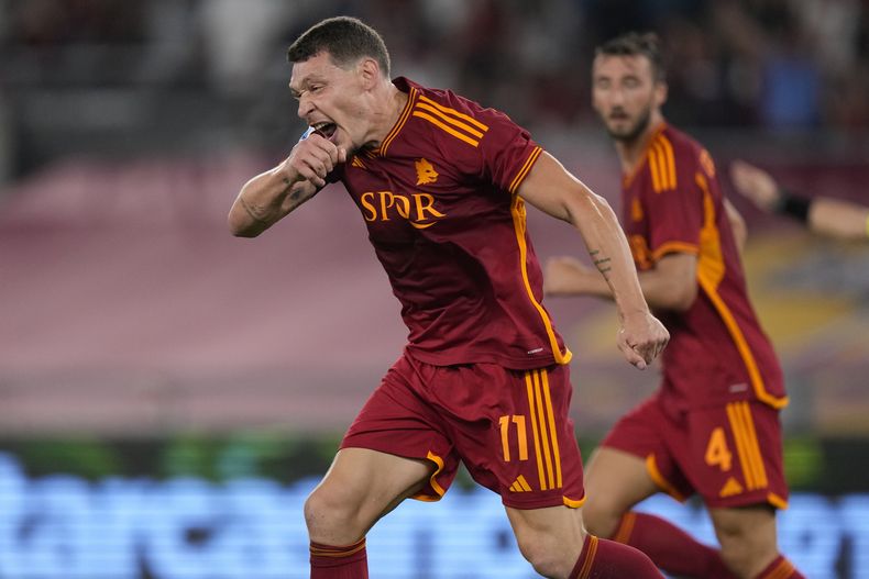 Andrea Belotti de la Roma celebra tras anotar el segundo gol de su equipo en el encuentro de la Serie A ante el Salernitana el domingo 20 de agosto del 2023. (AP Foto/Andrew Medichini)