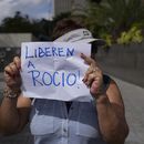 Una manifestante sostiene un cartel que dice Liberen a Rocío! en referencia a la abogada y activista de derechos humanos arrestada Rocío San Miguel, afuera de una conferencia de prensa sobre su detención la semana anterior frente a la oficina del Programa de las Naciones Unidas para el Desarrollo en Caracas, Venezuela, el miércoles 14 de febrero de 2024. (AP Foto/Ariana Cubillos)