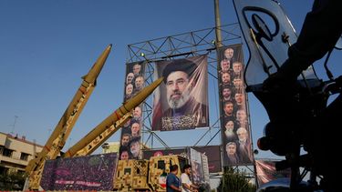 Motocicletas pasa junto a misiles y carteles iraníes con la imagen del líder supremo de Irán, el ayatolá Moytabá Jamenei, en el centro, y comandantes militares y científicos nucleares que murieron en ataques israelíes y de EEUU, mostrados en una exhibición militar por el aniversario del inicio de la guerra entre Irán e Irak entre 1980 y 1988 en la plaza de Baharestan, en Teherán, el lunes 28 de septiembre de 2026. (AP Foto/Vahid Salemi)
