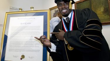 ARCHIVO - El artista y empresario Sean Diddy Combs posa junto a su título honorífico de Doctor en Humanidades durante la ceremonia de graduación en la Universidad Howard en Washington, el sábado 10 de mayo de 2014. En una decisión, el viernes 7 de junio de 2024, la Universidad Howard cortó lazos con Combs tras la difusión de un video donde golpea a su exnovia Cassie. (Foto AP/José Luis Magaña, Archivo)