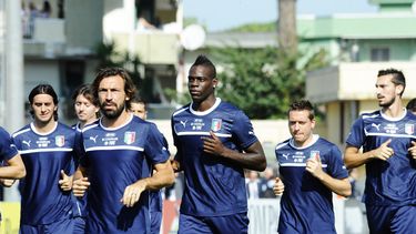 americateve | Los jugadores de la selecci&oacute;n de Italia participan en un entrenamiento el lunes, 14 de octubre de 2013, en las afueras de N&aacute;poles. (AP Photo/Salvatore Laporta)