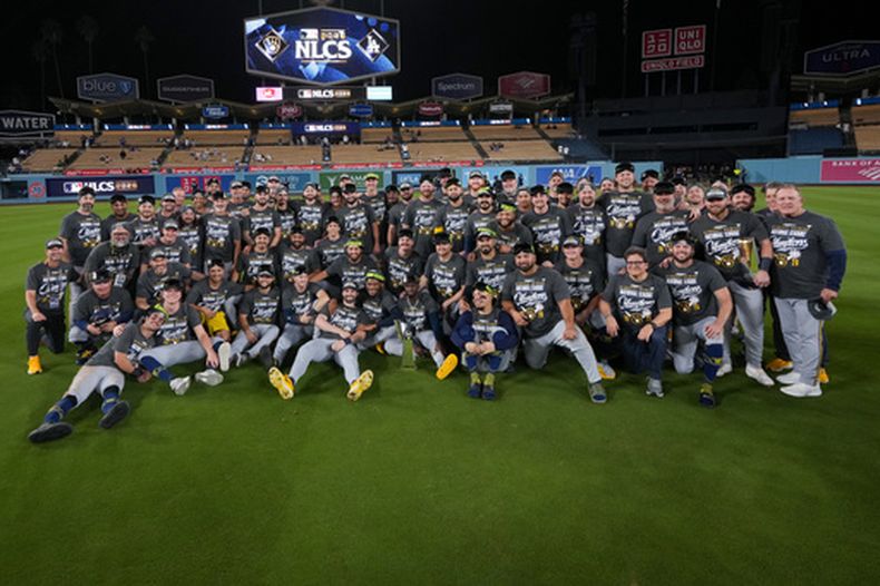 Los Cerveceros de Milwaukee posa para una foto de grupo tras ganar la Serie de Campeonato de la Liga Nacional al barrer a los Dodgers de Los Ángeles el jueves 15 de octubre del 2026. (AP Foto/Gregory Bull)