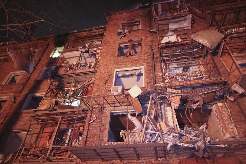 En esta imagen, distribuida por el Servicio de Emergencias de Ucrania, vista de un edificio de apartamentos alcanzado por un misil ruso en Járkiv, Ucrania, el 30 de diciembre de 2023. (Servicio de Emergencias de Ucrania vía AP)