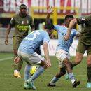 Olivier Giroud del AC Milan pelea por el balón con Marcos Antonio de la Lazio en el encuentro de la Serie A el sábado 6 de mayo del 2023. (AP Foto/Luca Bruno)
