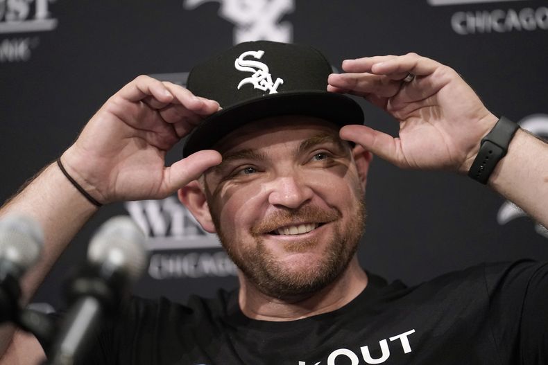 Liam Hendricks de los Medias Blancas de Chicago sonríe al hablar con los reporteros en el juego de los Medias Blancas ante los Mellizos de Minnesota el miércoles 3 de mayo del 2023. (AP Foto/Charles Rex Arbogast)