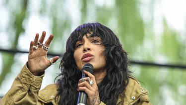 La ganadora del Festival de Eurovisión Loreen de Suecia en el escenario para celebrar con fanáticos en el parque Kungstradgarden en Estocolmo, Suecia, el martes 16 de mayo de 2023. Loreen (Lorine Talhaoui) ganó la final de Eurovisión en Liverpool el 13 de mayo con la canción Tattoo. (Anders Wiklund/TT News Agency vía AP)