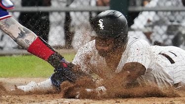 El venezolano Elvis Andrus, de los Medias Blancas de Chicago, anota frente a los Rangers de Texas el martes 20 de junio de 2023 (AP Foto/Nam Y. Huh)