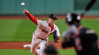 Sonny Gray, abridor de los Medias Rojas de Boston, trabaja durante la primera entrada del juego de béisbol de Grandes Ligas frente a los Guardianes de Cleveland, el miércoles 23 de septiembre de 2026, en Boston. (AP Foto/Charles Krupa)