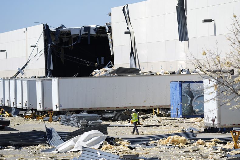 Daños en un almacén el martes 4 de marzo de 2025, tras unas tormentas que azotaron Lewisville, Texas. (AP Foto/LM Otero)