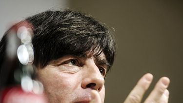 americateve | El t&eacute;cnico de la selecci&oacute;n de Alemania, Joachim Loew, habla en rueda de prensa el lunes, 14 de octubre de 2013, en Estocolmo. (AP Photo/Vilhelm Stokstad/TT News Agency) SWEDEN OUT