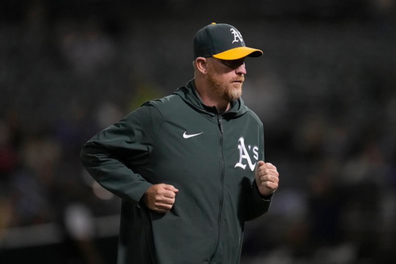 ARCHIVO - Scott Emerson, coach de lanzadores de los Atléticos, trota durante un partido de béisbol de Grandes Ligas contra los Azulejos de Toronto, el 5 de septiembre de 2023, en Oakland, California. (AP Foto/Jeff Chiu, Archivo)