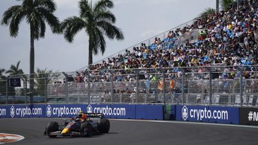 El mexicano Sergio Pérez, de Red Bull, compite en la sesión clasificatoria del Gran Premio de Miami, el sábado 6 de mayo de 2023 (AP Foto/Rebecca Blackwell)