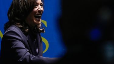 La exvicepresidenta de Estados Unidos Kamala Harris saluda al público antes de pronunciar un discurso el viernes 17 de octubre de 2025, en Birmingham, Alabama. (AP Foto/Mike Stewart)