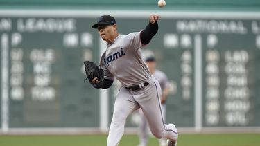 El peruano de los Marlins de Miami Jesús Luzardo lanza en la primera entrada ante los Medias Rojas de Boston el jueves 29 de junio del 2023. (AP Foto/Steven Senne)