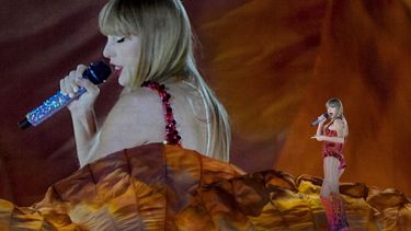 ARCHIVO - Taylor Swift se presenta en el Paris Le Defense Arena como parte de su concierto Eras Tour en París, el 9 de mayo de 2024. (Foto AP Photo/Lewis Joly, archivo)