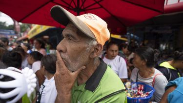 ARCHIVO - Partidarios esperan la llegada de la ex primera dama Sandra Torres, la candidata presidencial de Unidad Nacional de la Esperanza, durante un mitin de campaña en Amatitlán, Guatemala, el 14 de mayo de 2023. Los guatemaltecos acuden a las urnas el 25 de junio. (AP Foto/Moisés Castillo, Archivo)