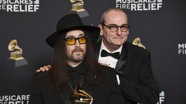 Sean Lennon, izquierda, Simon Hilton posan en la sala de prensa con el premio a mejor edición en caja o edición especial limitada por Mind Games durante la 67ª entrega anual de los premios Grammy el domingo 2 de febrero de 2025 en Los Ángeles. (Foto Richard Shotwell/Invision/AP)