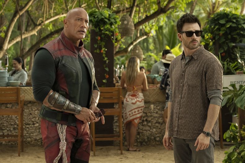 Foto entregada por Prime, que muestra a Dwayne Johnson (izq) y Chris Evans en una escena de Red One. (Frank Masi/Prime via AP)