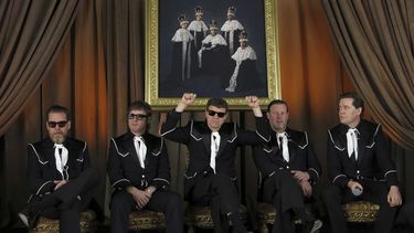 Niklas Almqvist, alias Nicholaus Arson, centro, de la banda de rock sueca The Hives reacciona durante una conferencia de presna para develar la portuada de su álbum The Hives Forever Forever The Hives en la Ciudad de México el martes 1 de abril de 2025. De izquierda a derecha los miembros de la banda Mikael Karlsson, alias Vigilante Carlstroem, Johan Gustafsson, alias The Johan and Only, Christian Grahn, alias Chris Dangerous, y Per Almqvist, alias Howlin Pelle Almqvist. (Foto AP/Berenice Bautista)