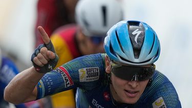 El belga Tim Merlier celebra al cruzar la meta tras ganar la 12ma etapa del Tour de Francia en Chalon-sur-Saone, el jueves 16 de julio del 2026. (AP Foto/Mosaab Elshamy)
