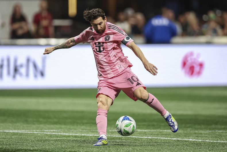El delantero de Inter Miami Lionel Messi remata durante la primera mitad del partido de la MLS contra Atlanta United, el domingo 16 de marzo de 2025, en Atlanta. (AP Foto/Colin Hubbard)