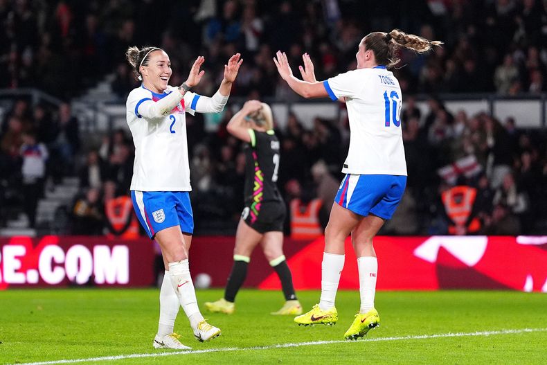 Lucy Bronz (izquierda) celebra con Ella Toone tras un gol de Inglaterra en el partido amistoso contra Australia, el 28 de octubre de 2025, en Derby, Inglaterra. (Bradley Collyer/PA vía AP)