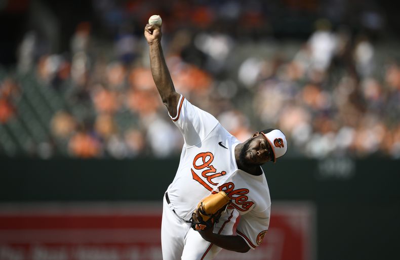 ARCHIVO - Félix Bautista, relevista dominicano de los Orioles de Baltimore, lanza en el juego del 19 de julio de 2023, ante los Dodgers de Los Ángeles (AP Foto/Nick Wass, archivo)