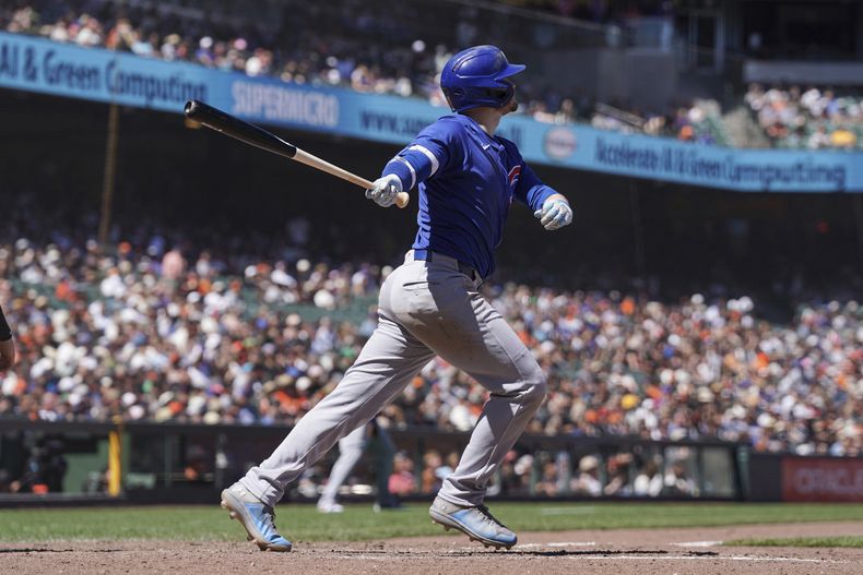 Ian Happ, de los Cachorros de Chicago, conecta un jonrón de dos carreras ante los Gigantes de San Francisco, el jueves 27 de junio de 2024 (AP Foto/Kavin Mistry)