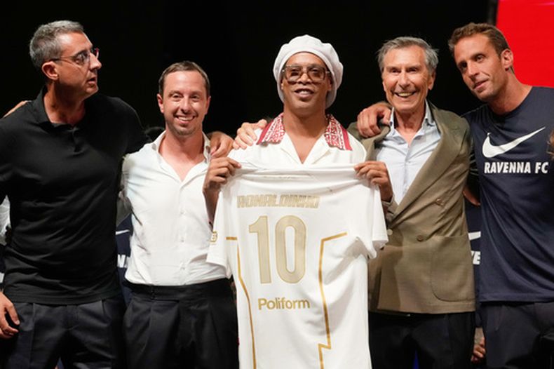 ARCHIVO - Ronaldinho (centro) posa al ser presentado como jugador de Ravenna FC, club de la Serie C de Italia, el 20 de agosto de 2026, en Ravenna. (AP Foto/Luca Bruno)