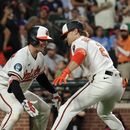 Gunnar Henderson (2), de los Orioles e Baltimore, celebra con Adley Rutschman, izquierda, después de batear un cuadrangular frente a Eli Morgan, de los Reales de Kansas City, durante la octava entrada del juego de béisbol de Grandes Ligas, el sábado 11 de julio de 2026, en Baltimore. (AP Foto/Terrance Williams)