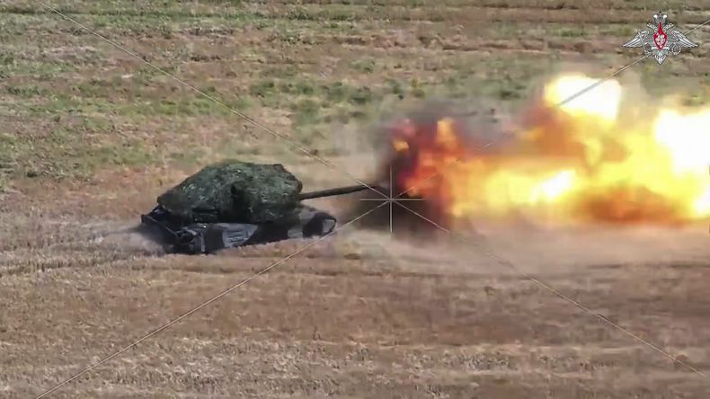 En esta imagen tomada de un video publicado por el servicio de prensa del Ministerio ruso de Defensa el martes 19 de agosto de 2025, un tanque ruso T-80BVM dispara hacia posiciones ucranianas en un lugar no revelado de Ucrania. (Servicio de prensa del Ministerio ruso de Defensa via AP)