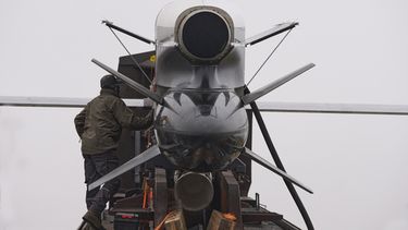 Operarios y soldados inspeccionan misiles Flamingo, de la empresa ucraniana Fire Point, durante su entrega al ejército, en una ubicación no revelada, el 4 de diciembre de 2025. (AP Foto/Efrem Lukatsky)