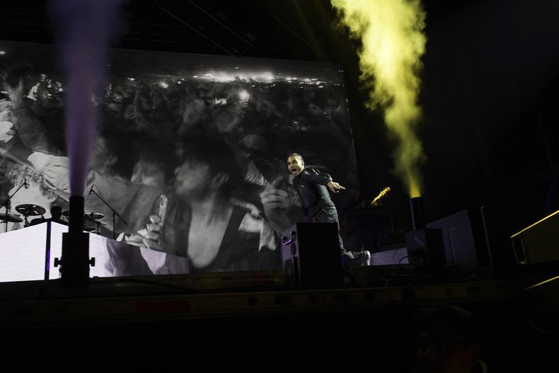 El músico urbano puertorriqueño Álvaro Díaz durante su presentación en el festival AXE Ceremonia en el parque Bicentenario en la Ciudad de México el sábado 23 de marzo de 2024. (Foto AP/Marco Ugarte)