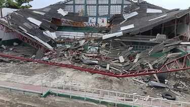 El Coliseo Ricardo Plaza yace en ruinas tras un sismo el viernes 25 de abril de 2025, en Esmeraldas, Ecuador. (AP Foto/Jorge Demera)