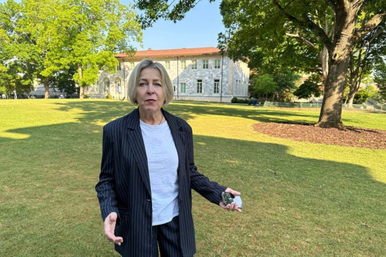 Noelle McAfee, catedrática de la Universidad Emory, habla sobre su demanda contra la institución por su arresto en una protesta contra la guerra entre Israel y Hamás el jueves 23 de abril de 2026, en el campus de la universidad en Atlanta. (AP Foto/Jeff Amy)