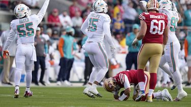 Garoppolo, QB de 49ers, sale de partido con lesión de pie
