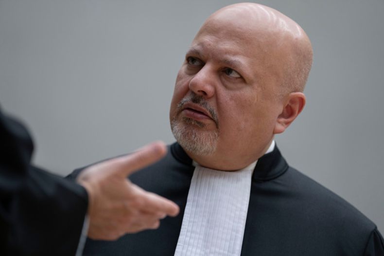 ARCHIVO – El fiscal principal de la Corte Penal Internacional, Karim Khan, habla mientras espera que el expresidente filipino Rodrigo Duterte comparezca mediante un enlace de video ante la CPI en La Haya, Holanda, el viernes 14 de marzo de 2025. (AP Foto/Peter Dejong, Pool, Archivo)
