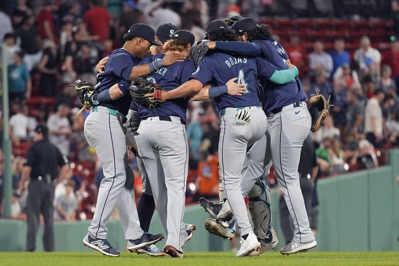 Peloteros de los Marineros de Seattle celebran el triunfo 10-6 ante los Medias Rojas de Boston el martes 30 de julio del 2024. (AP Foto/Charles Krupa)
