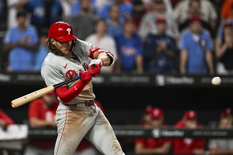 Alec Bohm, de los Filis de Filadelfia, batea doble de dos carreras en contra de jacob Webb, de los Orioles de Baltimore durante la 11ma entrada del juego de béisbol, el viernes 14 de junio de 2024, en Baltimore. (AP Foto/Terrance Williams)
