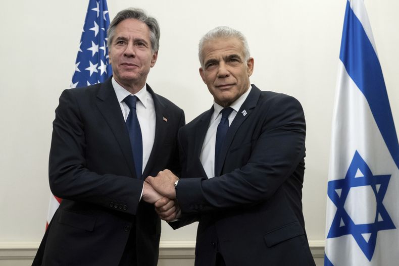 El secretario de Estado de Estados Unidos, Antony Blinken, izquierda, se reúne con el líder de la oposición israelí Yair Lapid, en Tel Aviv, Israel, el jueves 30 de noviembre de 2023. (Saul Loeb/Pool Photo vía AP)