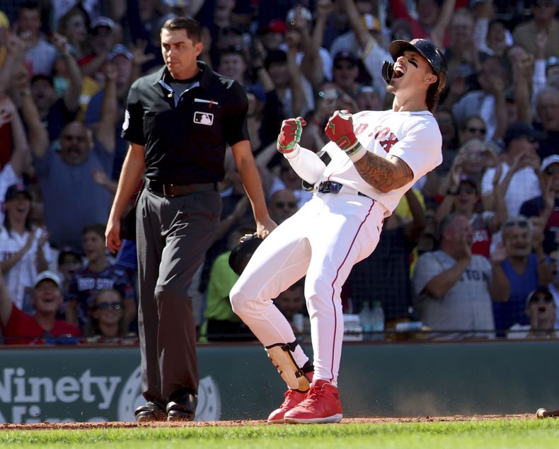 Jarren Duran, de los Medias Rojas de Boston, reacciona después de conseguir un jonrón de campo de tres carreras durante la quinta entrada del juego de béisbol de Grandes Ligas frente a los Piratas de Pittsburgh, el domingo 31 de agosto de 2025, en Boston. (AP Foto/Mark Stockwell)